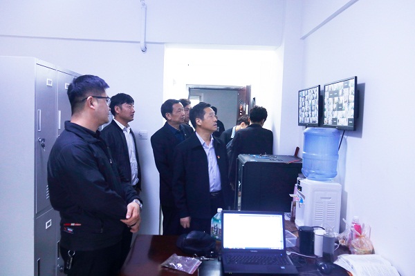 1.校领导一行查看监控室设备运行情况.jpg