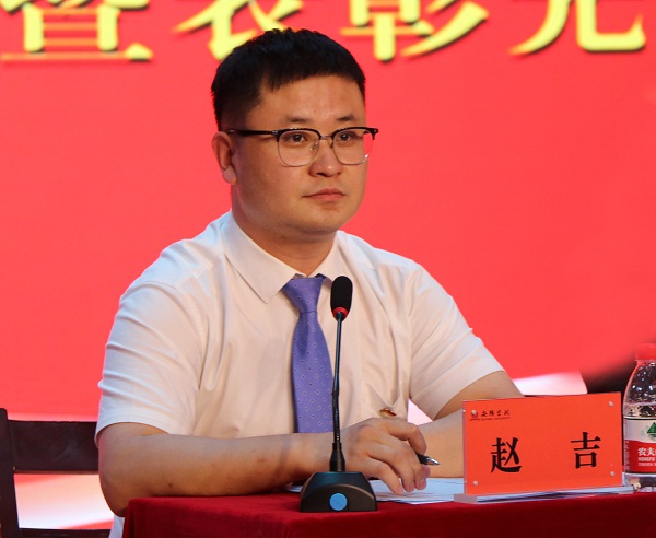 3.党委副书记赵吉主持大会.jpg