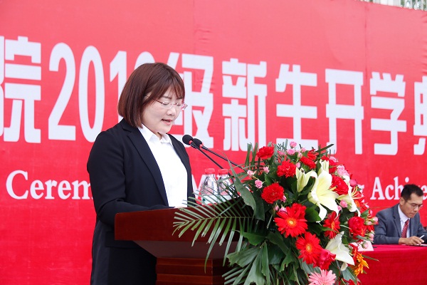 8.副校长、党委副书记张怀文宣读表彰文件.jpg