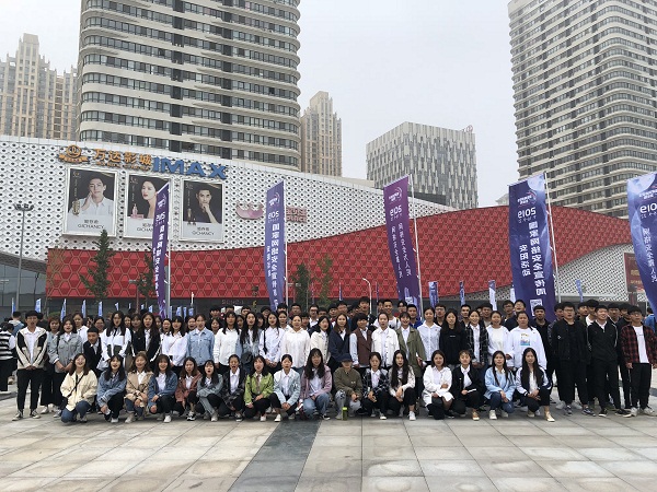 2.我校百余名学生在开幕式现场.jpg