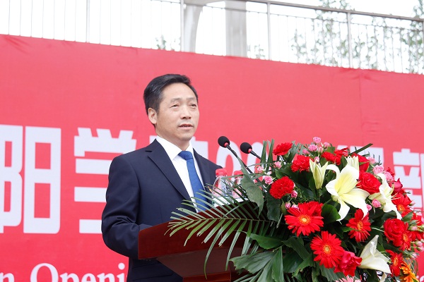 6.校长、党委书记贺海鹏宣读表彰文件并讲授开学第一课.jpg