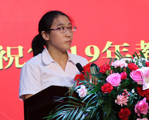 4.优秀教师代表陈艳芳老师发言.jpg