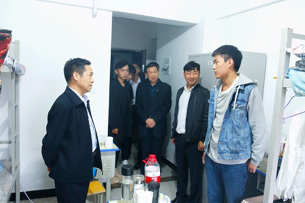 2.校领导与学生亲切交谈.jpg