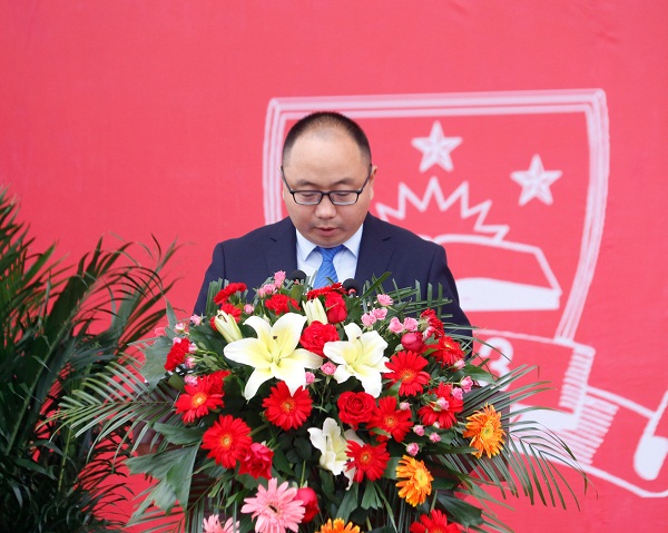 9.副校长王飞宣读表彰文件.jpg