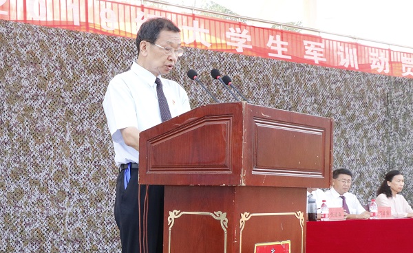 2.副校长、纪委书记王爱民宣读文件.jpg