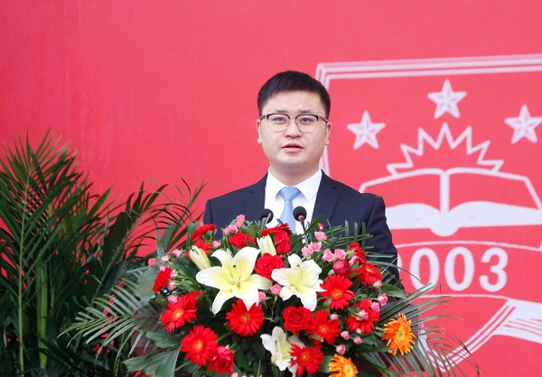 10.党委副书记赵吉宣读表彰文件.jpg