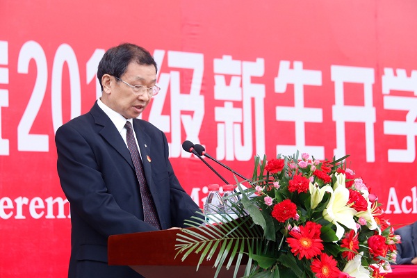 7.副校长、纪委书记王爱民宣读表彰文件.jpg
