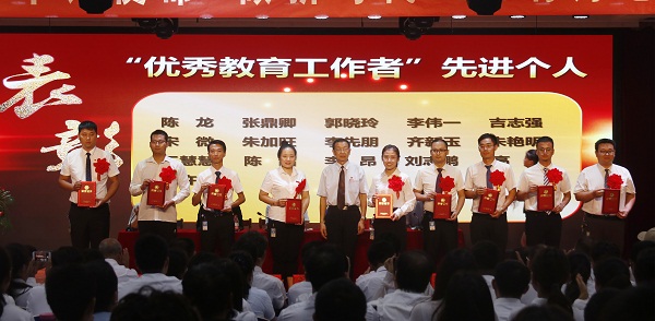 5.副校长、纪委书记王爱民与获奖教师合影.jpg