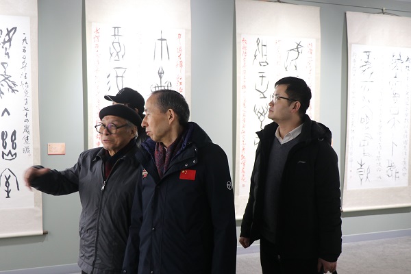 5.观看展览.jpg