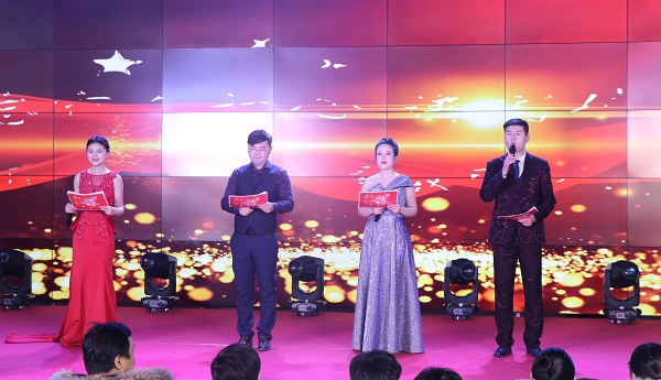 1.联欢会主持人.jpg