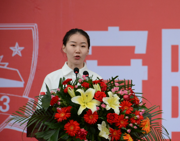 12.在校生代表方娜发言.png