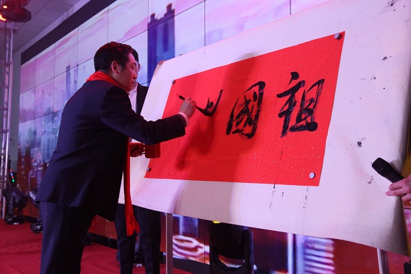 3.校长、党委书记贺海鹏现场挥毫.jpg