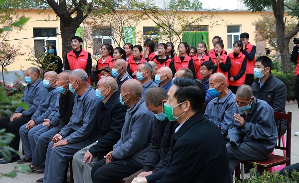 8.全体人员共同观看文艺表演.JPG