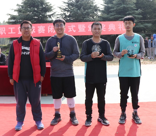3.陈鹏老师为获得单项奖的球员颁奖.JPG