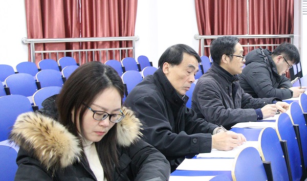 3.贺海鹏校长一行认真聆听思政课.JPG 3.贺海鹏校长一行认真聆听思政课.JPG