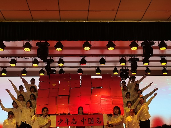 4.外国语学院第四篇章“歌颂时代旋律,唱响青春梦想”之合唱《红旗飘飘》.jpg 4.外国语学院第四篇章“歌颂时代旋律,唱响青春梦想”之合唱《红旗飘飘》.jpg