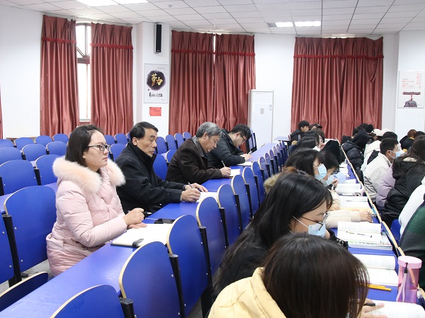 4.刘根成书记一行认真聆听思政课.jpg 4.刘根成书记一行认真聆听思政课.jpg