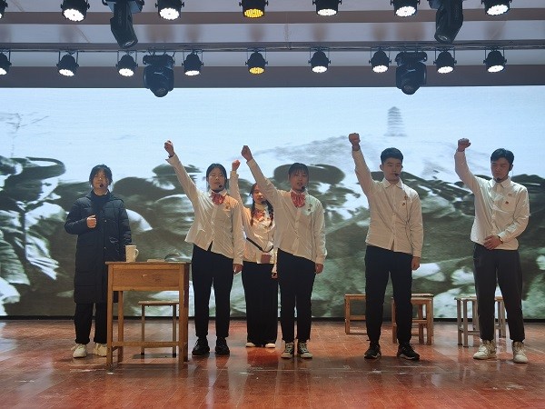3.外国语学院第三篇章“历史铭记国殇,话剧再演情肠”之话剧《传播火种》.jpg 3.外国语学院第三篇章“历史铭记国殇,话剧再演情肠”之话剧《传播火种》.jpg