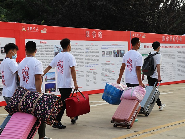 5.志愿者服务新生(一).JPG