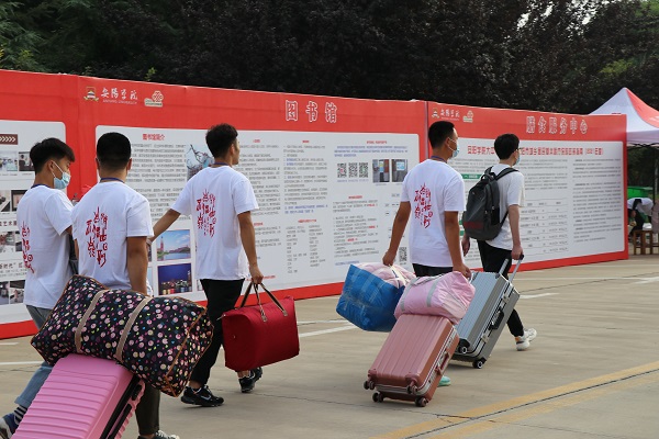 4.身穿甲骨文元素文化衫的志愿者.jpg