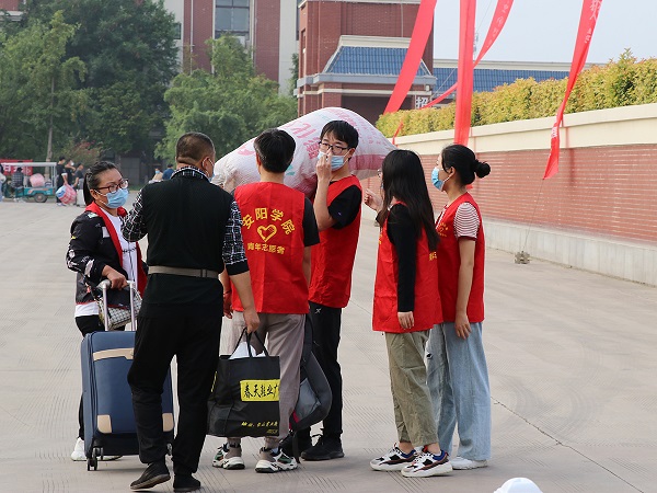 6.志愿者服务新生(二).JPG