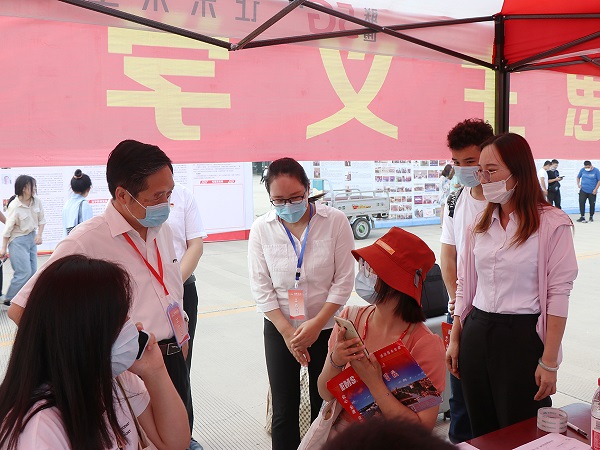 3.贺海鹏校长与报到新生亲切交谈.JPG 3.贺海鹏校长与报到新生亲切交谈.JPG