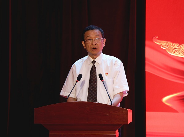 图3.副校长、纪委书记王爱民作《党风廉政建设工作报告》.jpg