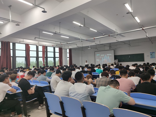 航空工程学院宣讲会现场2.jpg