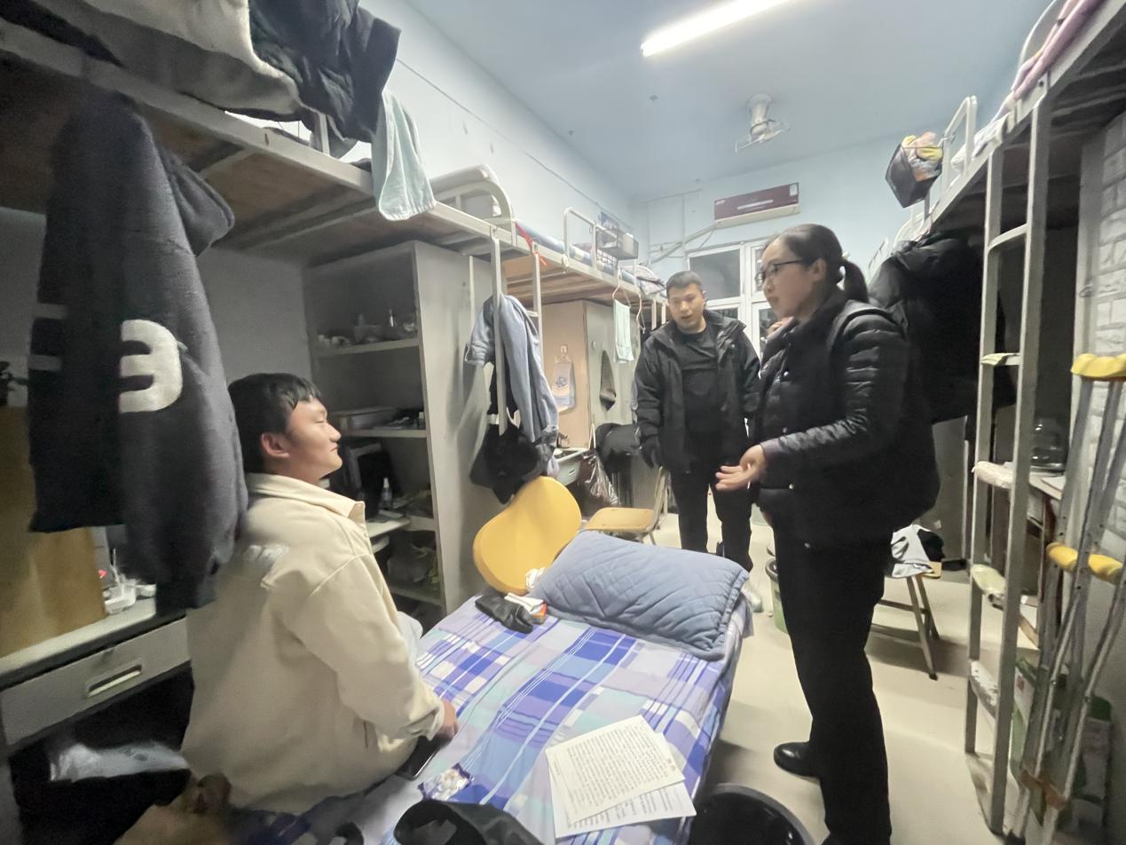 郭书记排查宿舍隐患1