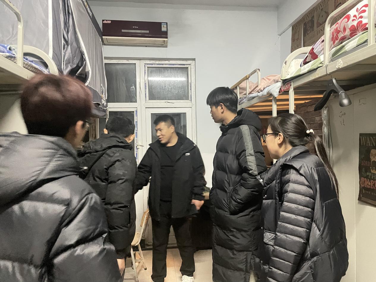 C:/Users/Administrator/Desktop/班会及活动照片/郭书记排查宿舍隐患2.jpg郭书记排查宿舍隐患2