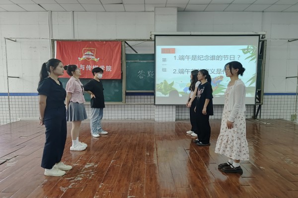 图片包含 室内, 天花板, 运动, 体育
描述已自动生成