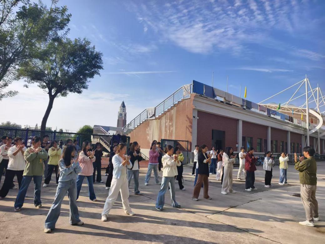 C:/Users/Administrator/Desktop/汉本2410班10月“习八段锦之韵,筑秋日健康防线”活动图片/活动图片1.jpg活动图片1