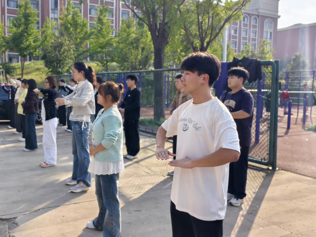 C:/Users/Administrator/Desktop/汉本2410班10月“习八段锦之韵,筑秋日健康防线”活动图片/活动图片2.jpg活动图片2