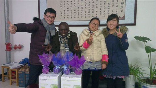 D:\Users\Administrator\Desktop\我院在圣诞节为外籍教师送去人文关怀\sb.jpg