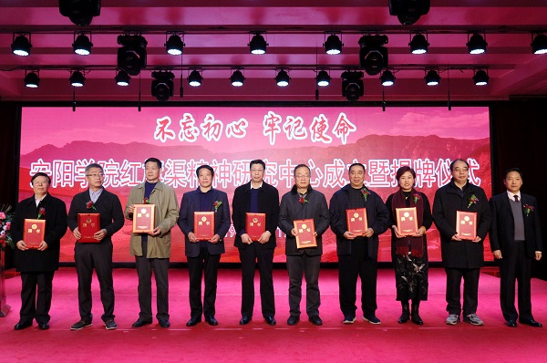 11.校长、党委书记贺海鹏为特聘研究员颁发聘书.jpg