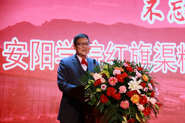 8.红旗渠精神研究中心副主任、马克思主义学院教授郝建生介绍名誉主任和特聘研究员.jpg