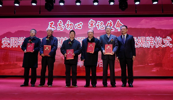 10.春来教育集团副董事长杨新忠为名誉主任颁发聘书.jpg