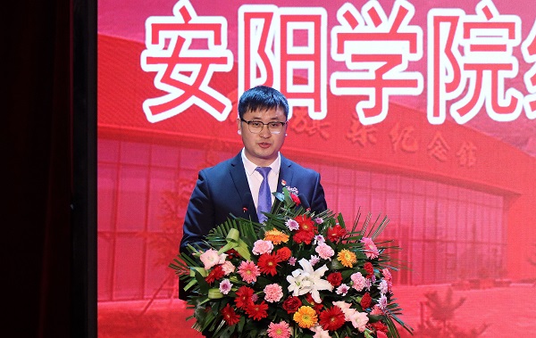 9.校党委副书记赵吉主持揭牌仪式.jpg
