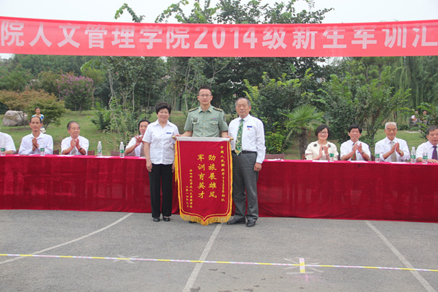 党委副书记,副校长宛霞教授,副校长张怀文同志,71336部队首长周新刚