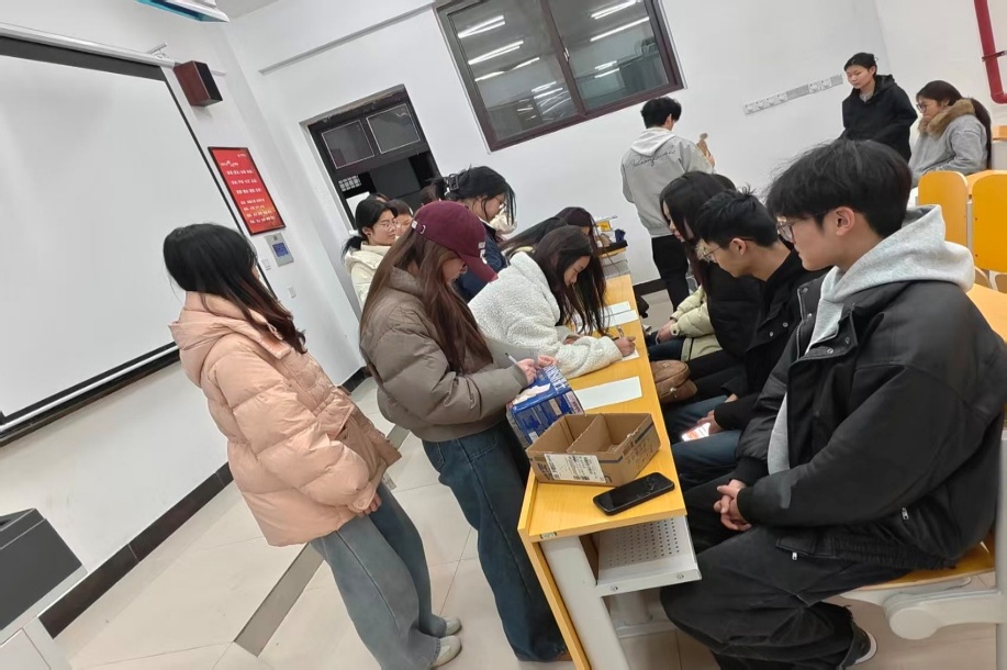 一群人正在聊天&#xA;&#xA;AI 生成的内容可能不正确。