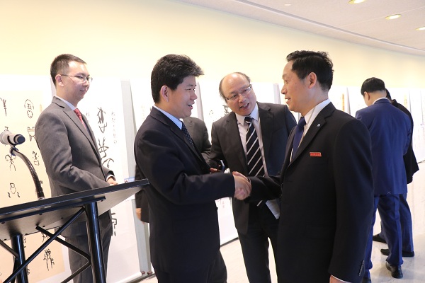 1.中国驻纽约总领事馆文化参赞李立言和安阳学院党委书记、校长贺海鹏教授亲切交谈.jpg