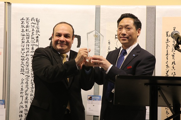 6.授予安阳学院甲骨文艺术研究中心“特别贡献奖”.jpg 6.授予安阳学院甲骨文艺术研究中心“特别贡献奖”.jpg