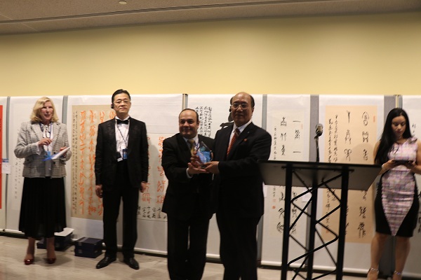 7.授予张道森教授“和平艺术家“称号.jpg
